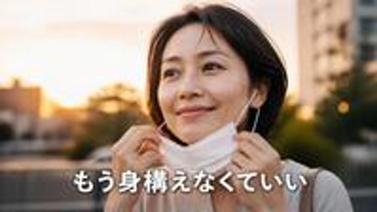 マスクを外しても身構えなくなった女性の安心した表情の画像