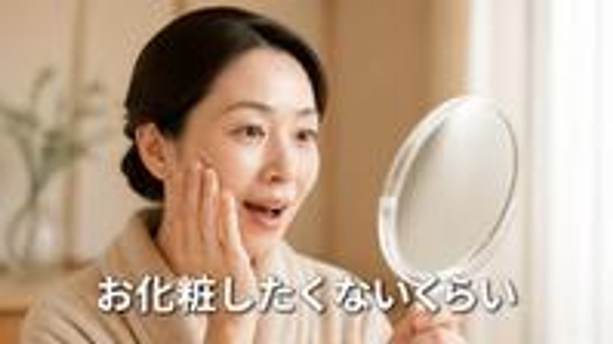 施術後に鏡を見て嬉しそうな表情を浮かべる女性の画像