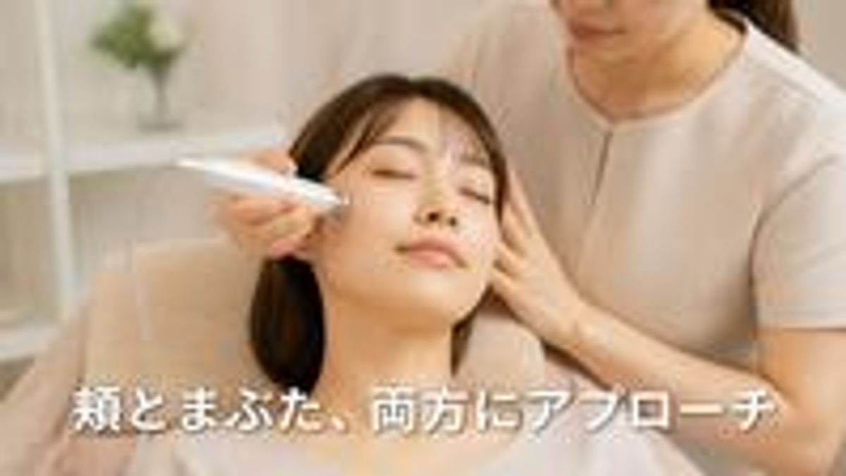 頬とまぶたの両方に施術している画像