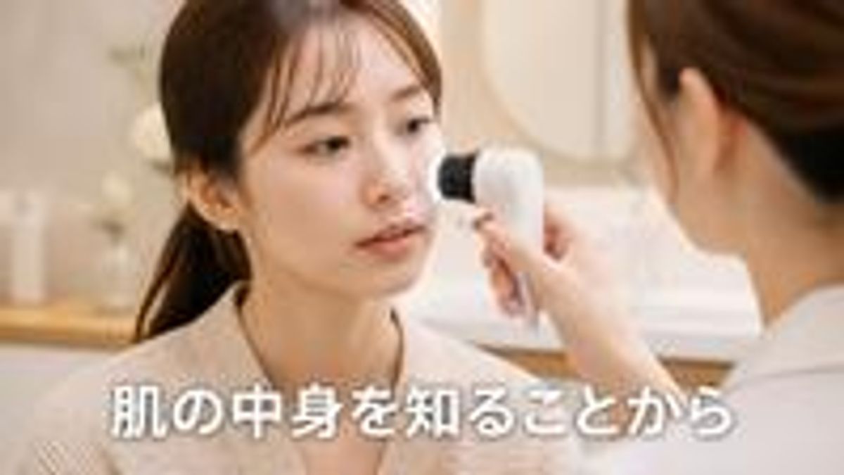 肌診断機で肌の状態を確認している画像